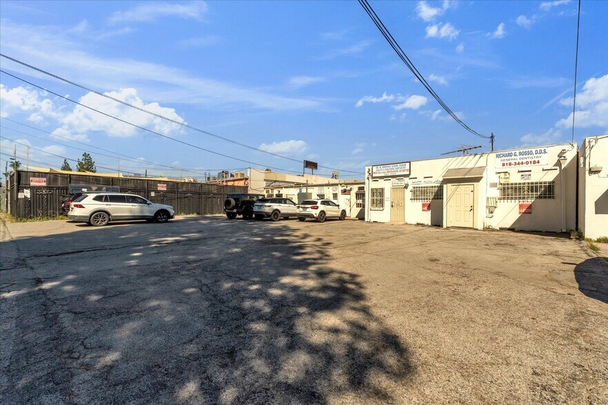 More Photos Of 18032 Ventura Blvd, Encino Medical For Lease