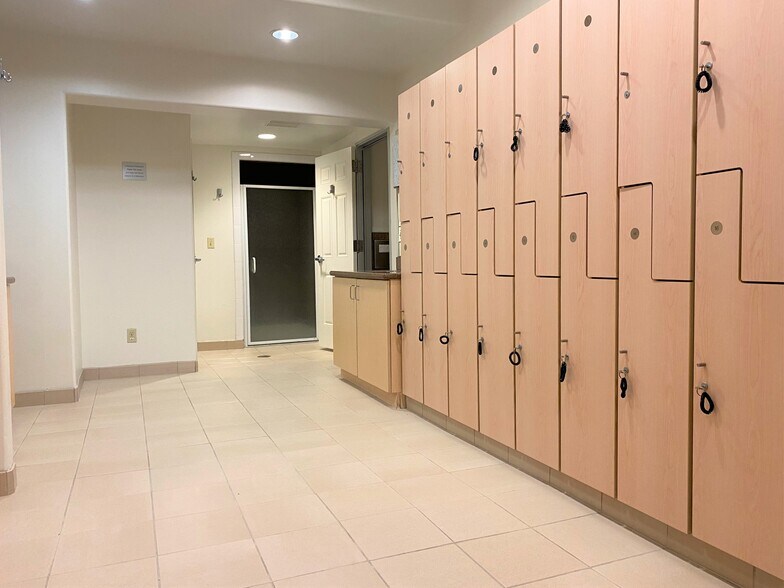 More Photos Of 449-451 N Canon Dr, Beverly Hills Unknown For Lease