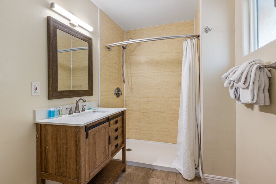 More Photos Of 526 S Warm Sands Dr, Palm Springs Hotel For Sale