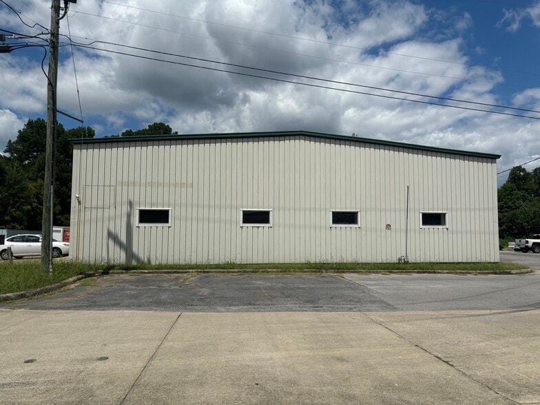 More Photos Of 150 Commerce Cir, Rainbow City Light Distribution For Lease