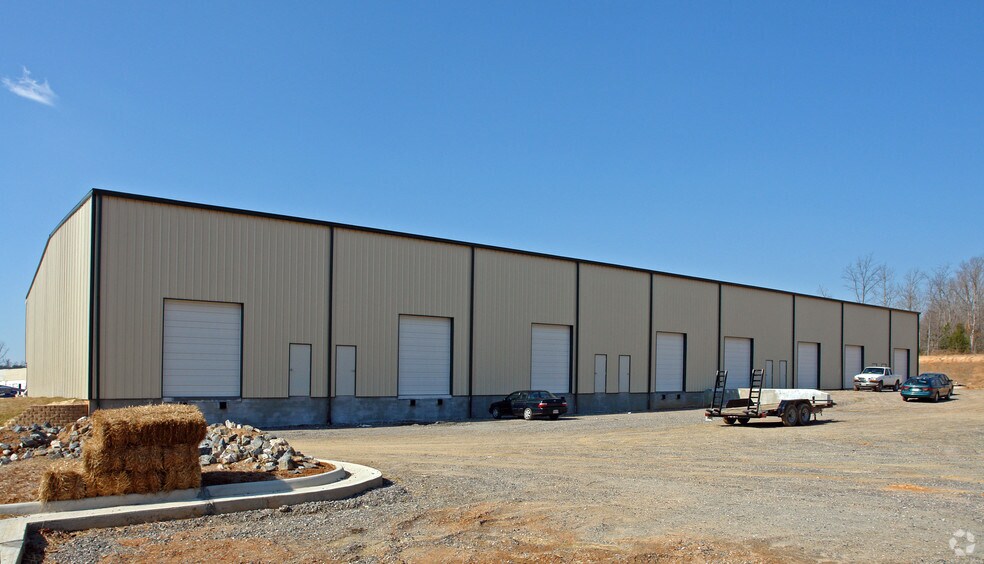 More Photos Of 12101-12121 Wilfong Ct, Midlothian Light Distribution For Lease