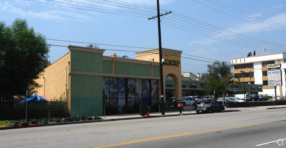 More Photos Of 22864-22898 Ventura Blvd, Woodland Hills Storefront For Lease