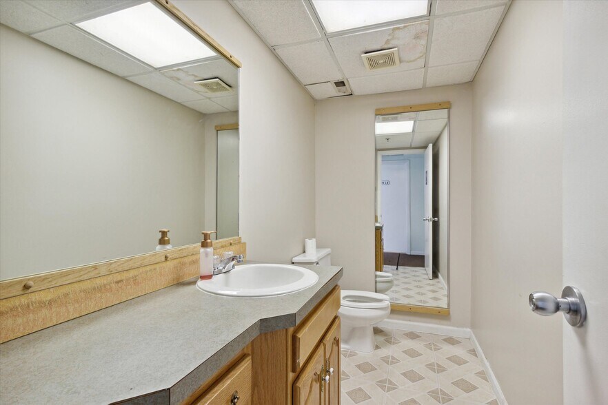 More Photos Of 4800 Joslyn Rd, Lake Orion Light Manufacturing For Sale