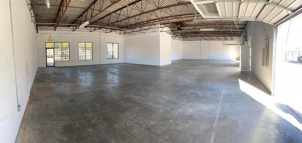 More Photos Of 11150 Morrison, Dallas Showroom For Sale