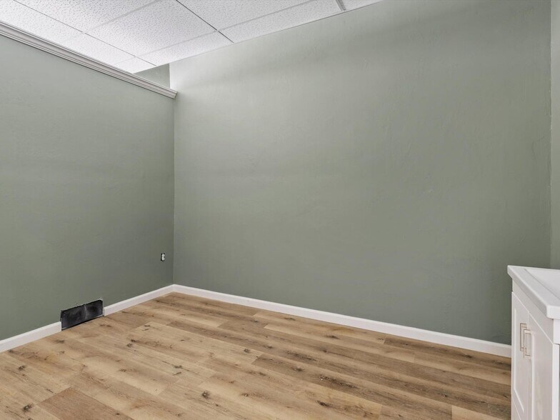 More Photos Of 1410 Washington St, Manitowoc General Retail For Sale