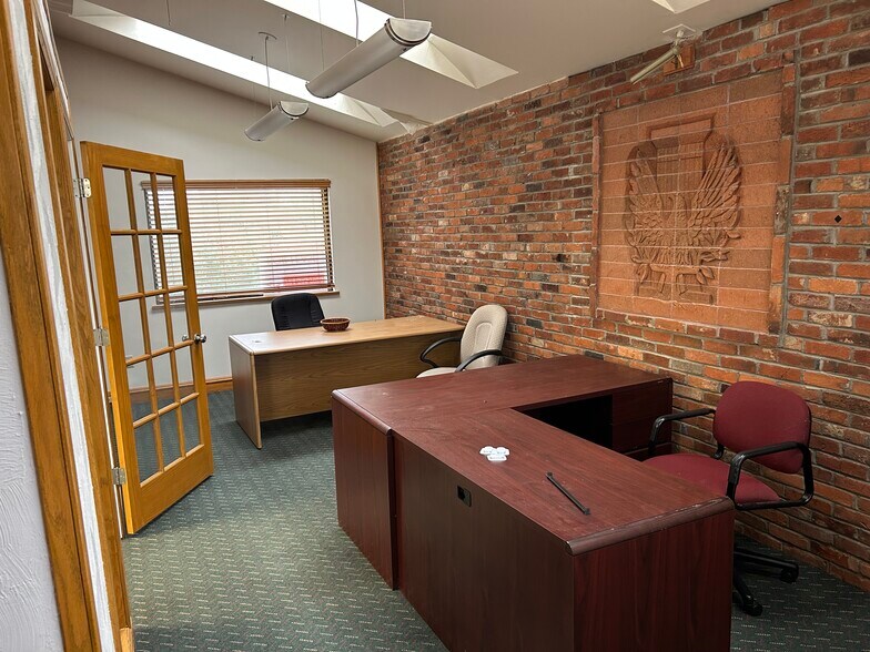 More Photos Of 418 3rd Ave, Ford City Light Distribution For Lease