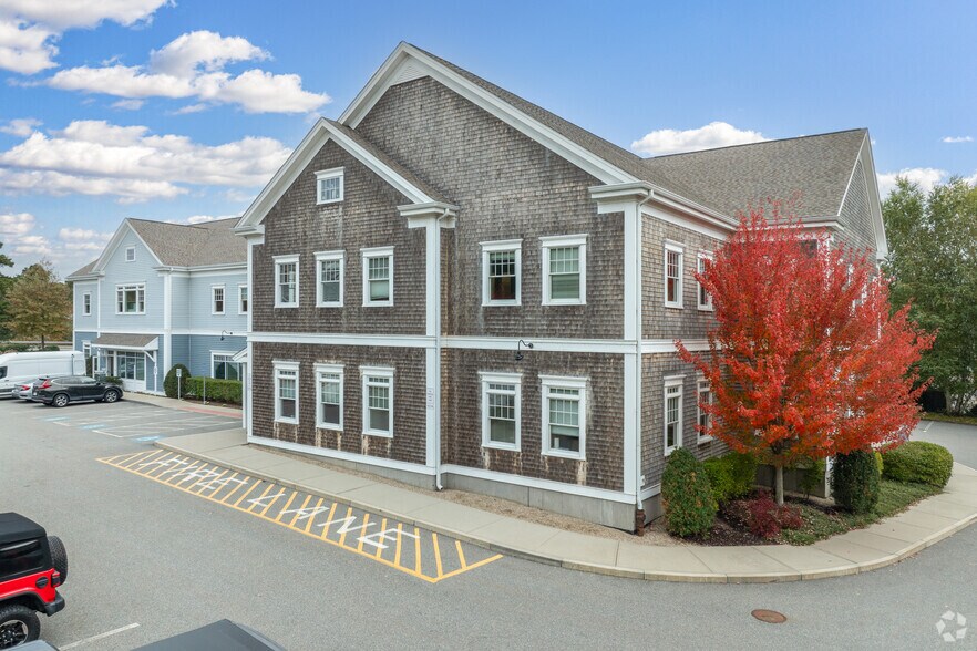 More Photos Of 1555 Iyannough Rd, Hyannis Office For Lease