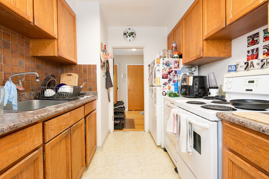 More Photos Of 2250 York Ave, Vancouver Apartments For Sale