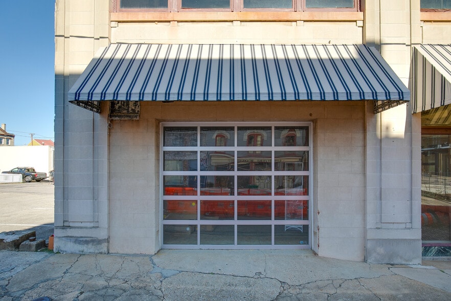 More Photos Of 113 W Bank St, Petersburg Warehouse For Sale