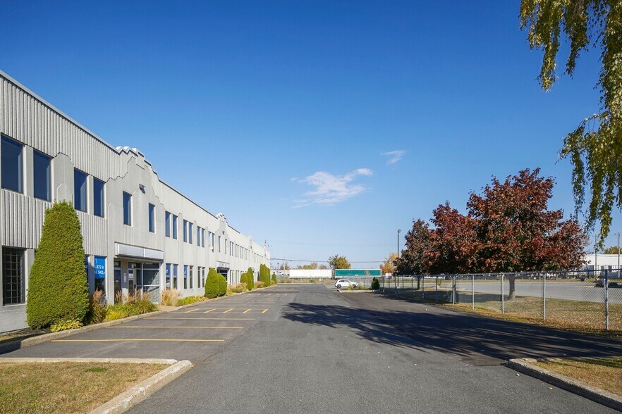 More Photos Of 2156-2168 Rue de la Province, Longueuil Light Distribution For Lease