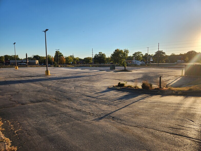 More Photos Of 1915-1921 W Sycamore St, Carbondale Land For Sale