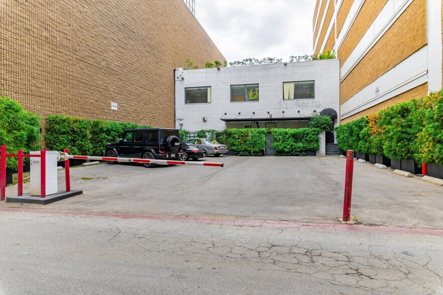 More Photos Of 420 N Camden Dr, Beverly Hills General Retail For Lease