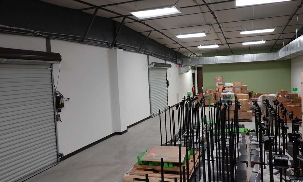 More Photos Of 21110 N Summitry Cir, Katy Warehouse For Lease