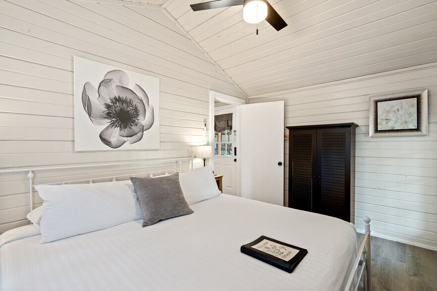 More Photos Of 104 Scudder Ln, Wimberley Hotel For Sale