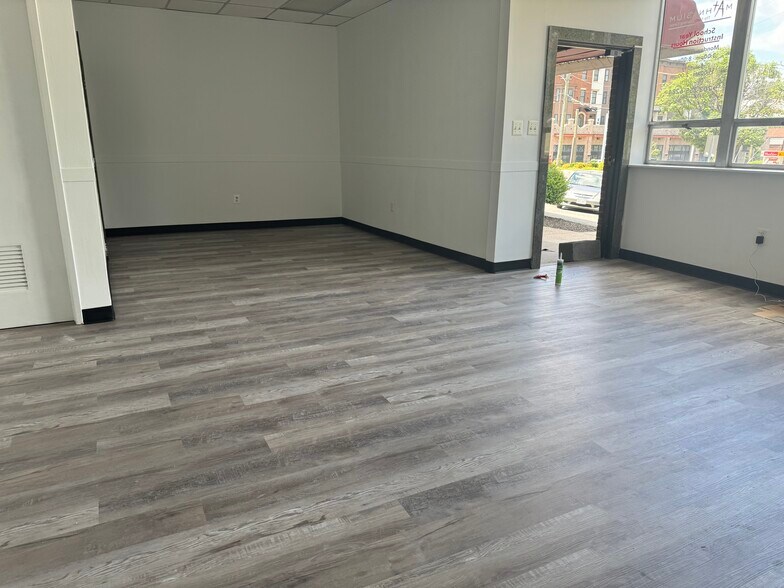 More Photos Of 302 Maple Ave W, Vienna Storefront Retail Office For Lease