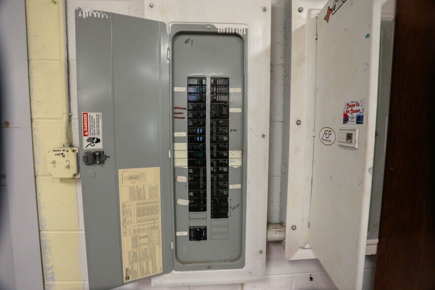 More Photos Of 185 Columbia St, Adams Flex For Lease