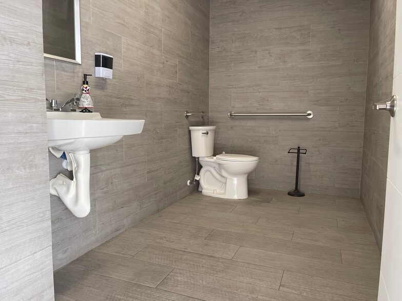 More Photos Of 5731 SW 23rd St, West Park Auto Repair For Lease