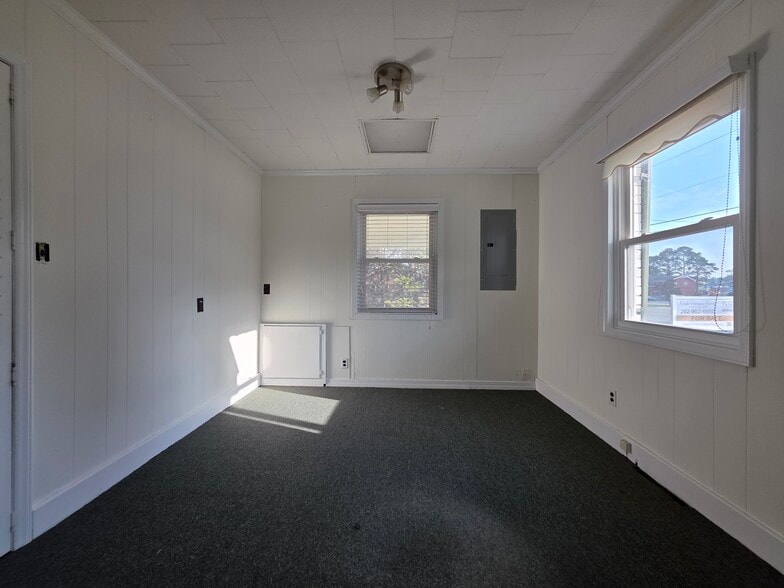 More Photos Of 2034 W 5th St, Washington Showroom For Sale