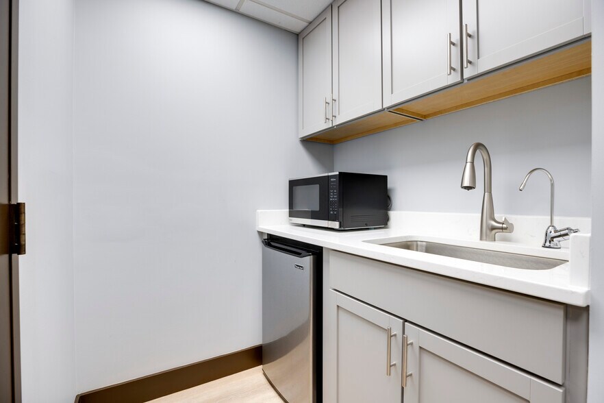 More Photos Of 7008 Little River Tpke, Annandale Medical For Sale