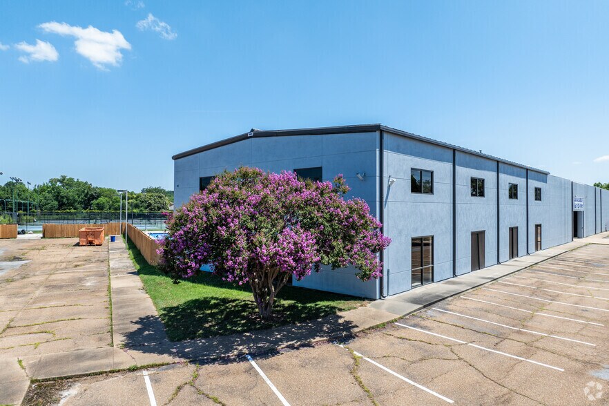 More Photos Of 46 Northtown Dr, Jackson Fitness Center For Lease