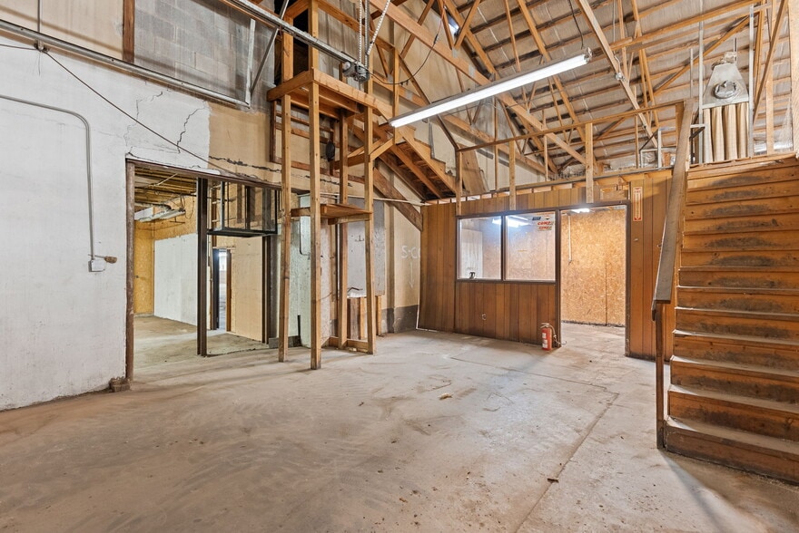 More Photos Of 314 E Market St, Warsaw Showroom For Sale