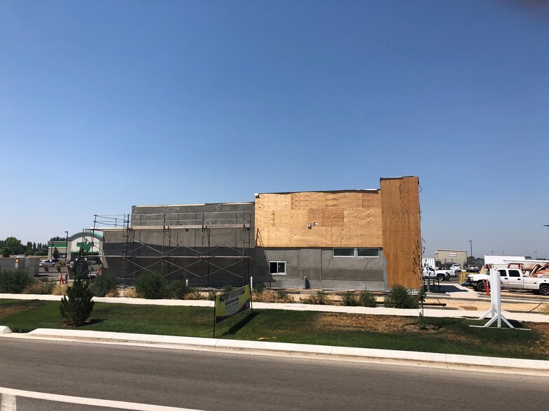 More Photos Of 817-821 N Meridian Rd, Kuna Freestanding For Lease