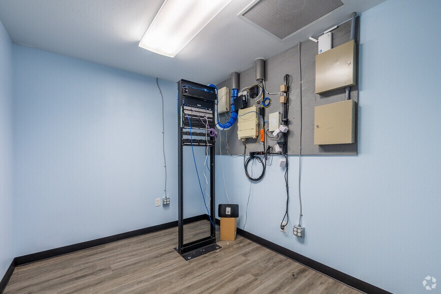 More Photos Of 2119 Grand Blvd, Holiday Light Distribution For Sale