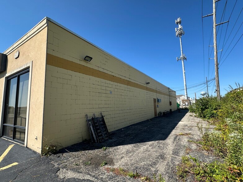 More Photos Of 8935-8947 Kingsridge Rd, Dayton Unknown For Lease