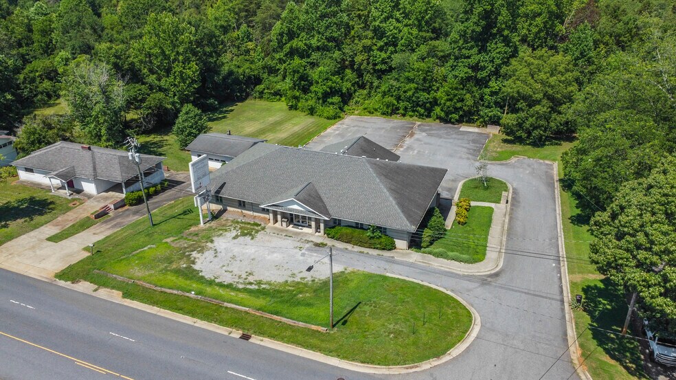 More Photos Of 2180 Northwest Blvd, Newton Medical For Sale