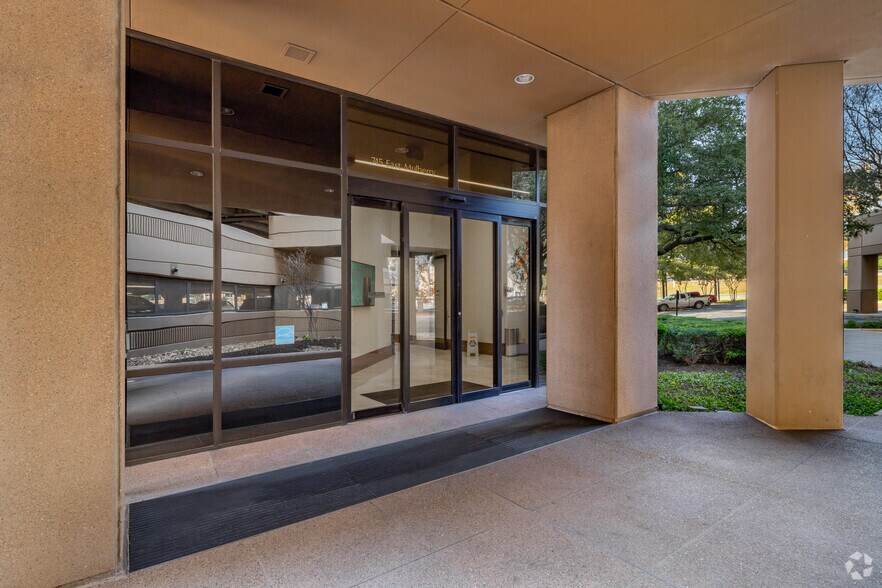 More Photos Of 745 E Mulberry Ave, San Antonio Office For Lease