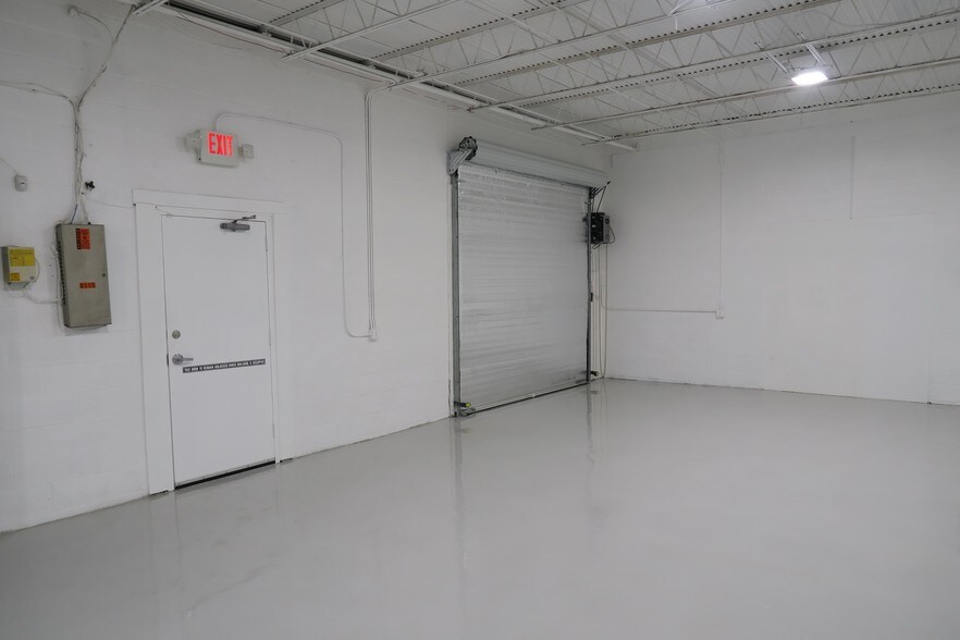 More Photos Of 6115 Skyline Dr, Houston Warehouse For Lease