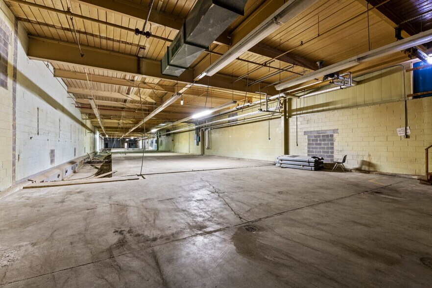 More Photos Of 327 Lewis St, Oxford Distribution For Lease