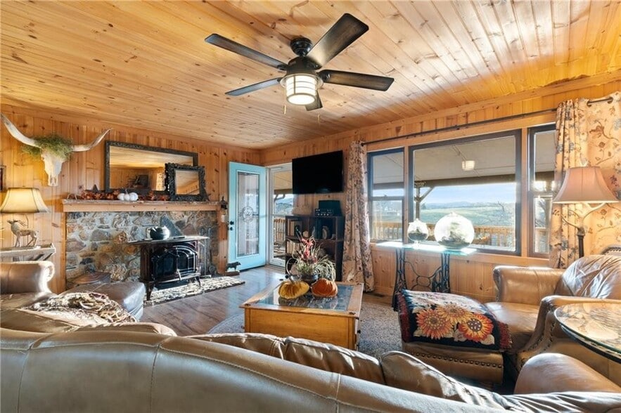 More Photos Of 1387 County Road 306, Berryville Hospitality For Sale