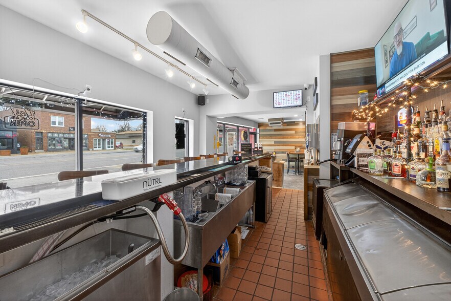 More Photos Of 8713 Gravois Rd, Saint Louis Restaurant For Lease