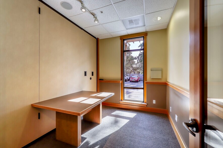 More Photos Of 818 Madison Ave N, Bainbridge Island Office For Sale