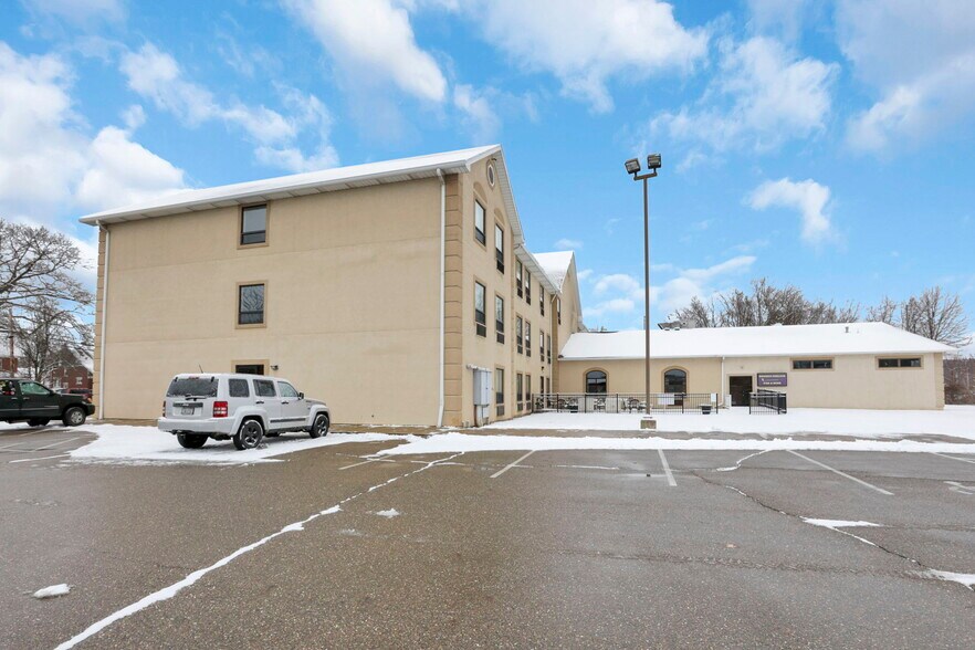 More Photos Of 509 S Wooster Ave, Strasburg Hotel For Sale