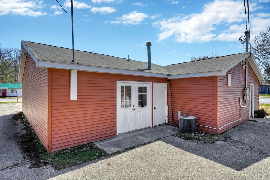 More Photos Of 2665 J Maddy Pky, Interlochen Storefront For Sale