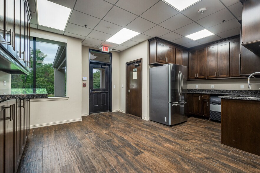 More Photos Of 6200 Stone Hill Farms Pky, Flower Mound Loft Creative Space For Sale
