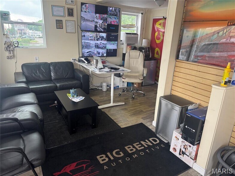More Photos Of 2800 S Big Bend Blvd, Saint Louis Auto Repair For Sale