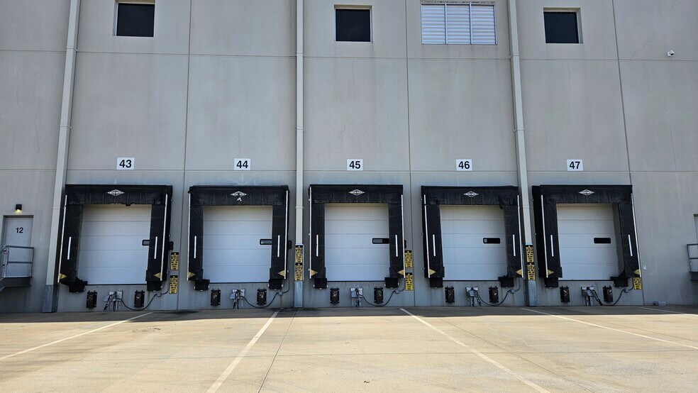 More Photos Of 1010 Brewbaker Dr, Saint Elmo Distribution For Lease