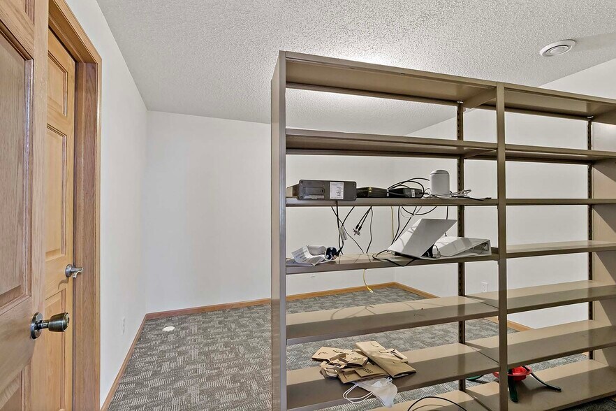 More Photos Of 2560-2568 Rice St, Saint Paul Office For Sale