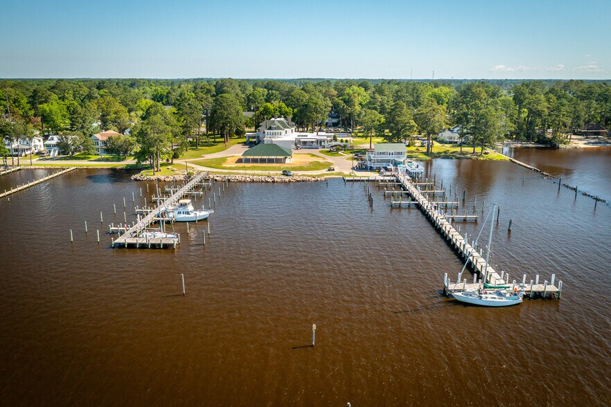 More Photos Of 738 E Main St, Belhaven Hotel For Sale