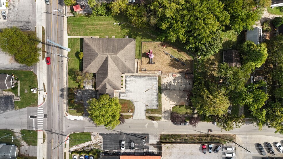 More Photos Of 525 W 17th St, Bloomington Office For Sale