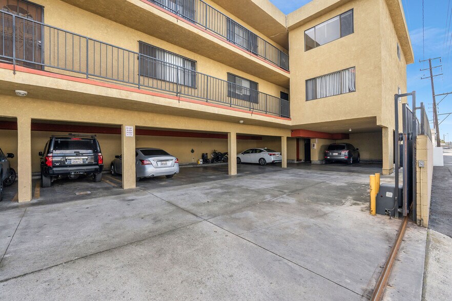 More Photos Of 12501 Kornblum Ave, Hawthorne Apartments For Sale