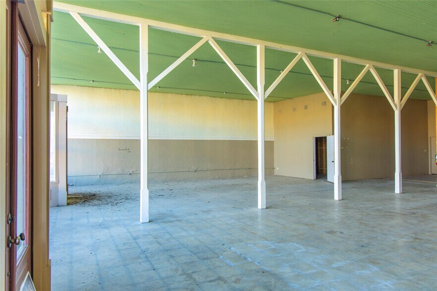 More Photos Of 1020 Halsell St, Bridgeport Flex For Sale