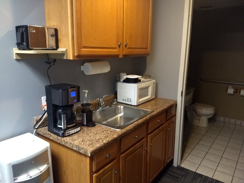 More Photos Of 3214-3224 Kingsley Way, Madison Warehouse For Lease