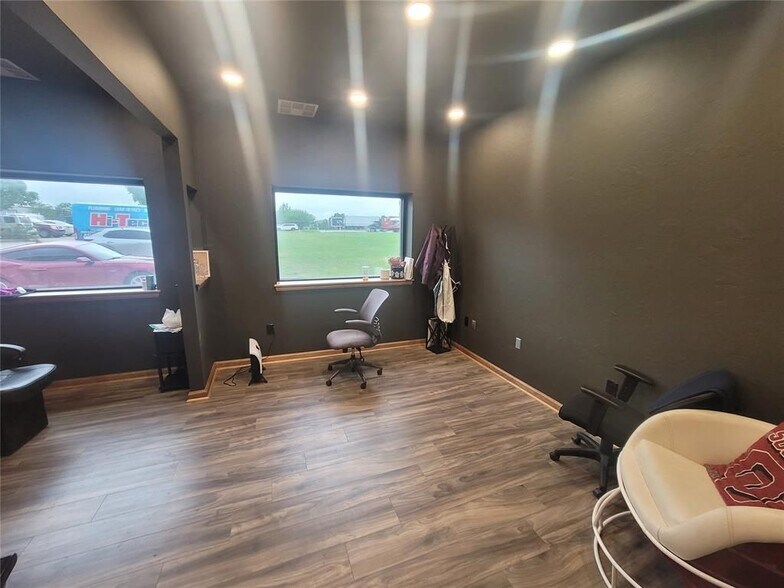 More Photos Of 912 Messenger Ln, Moore Warehouse For Sale