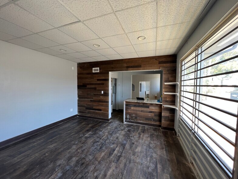 More Photos Of 8610 N Suwanee Ave, Tampa General Retail For Sale