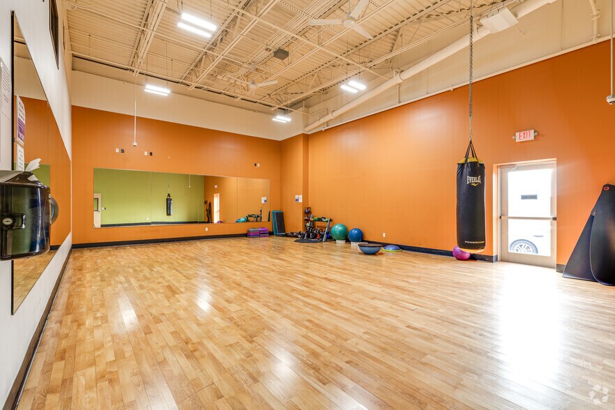 More Photos Of 1605 1st St S, Willmar Storefront For Lease