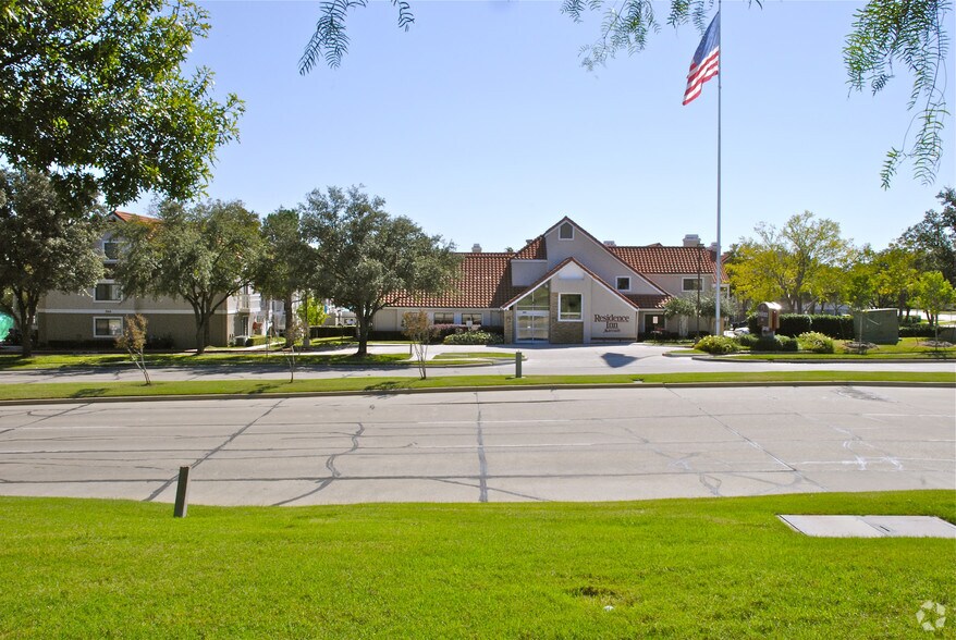 More Photos Of 950 W Walnut Hill Ln, Irving Hotel For Sale